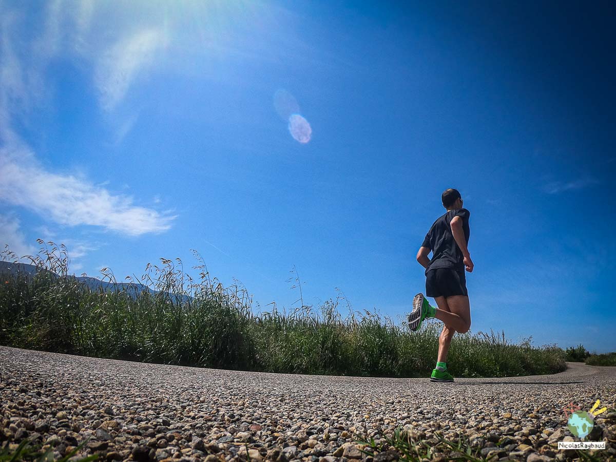 course à pieds vers l'avant newton running stryd