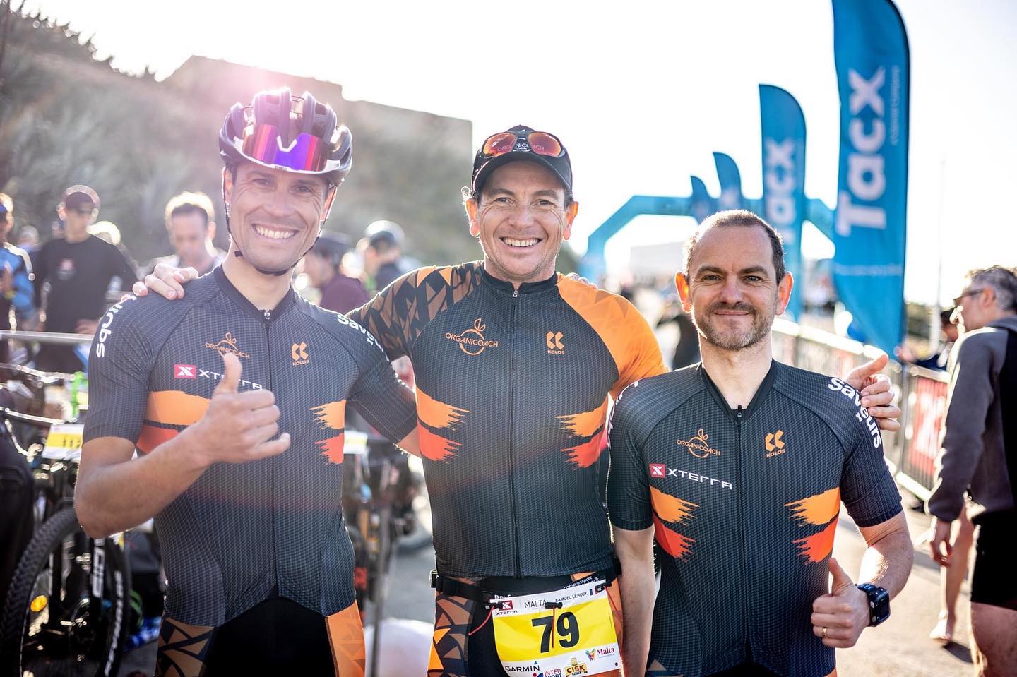 team organicoach au départ du xterra malte