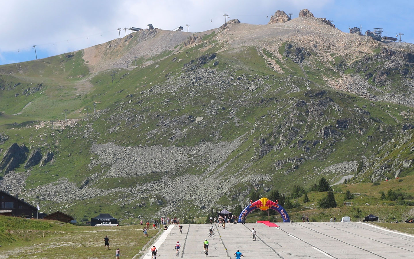 montée de la piste l'altiport à courchevel tour de france